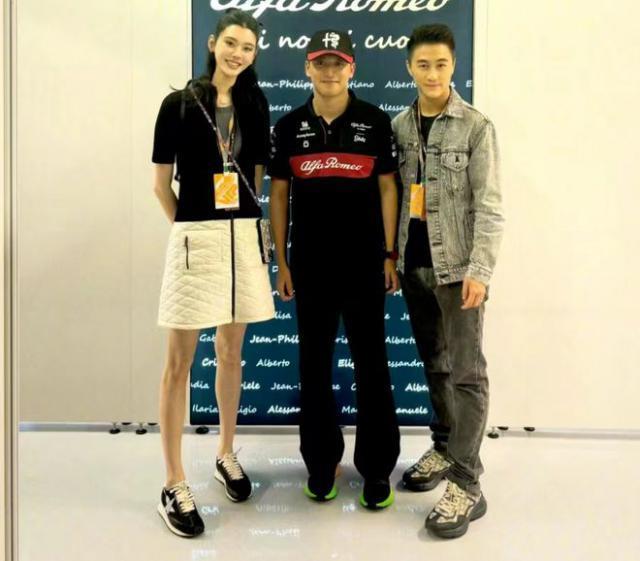 奚梦瑶何猷君亮相赛车场：夫妻甜蜜合照，何超欣同游