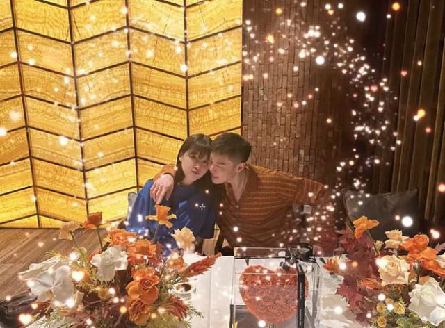 赵本山女儿和老公庆相爱4周年，怀孕近8个月依旧苗条