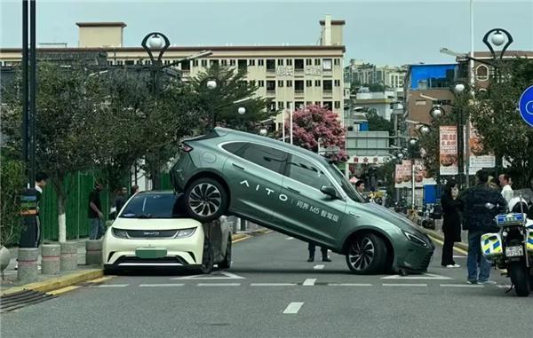 余承东再回应问界M5“骑上”海豚：倒车误踩油门超速 不在AEB工作范围