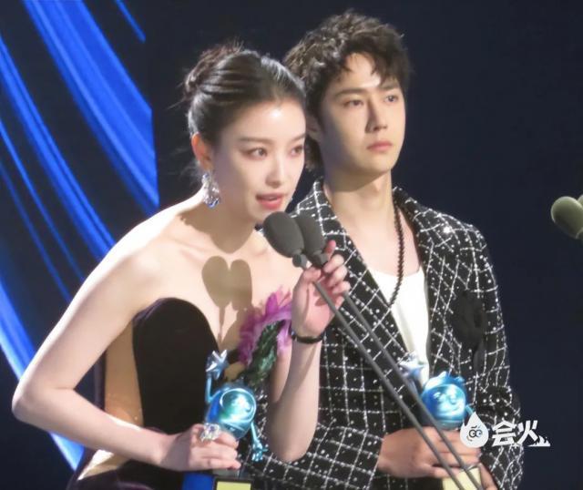 当37岁杨幂和44岁秦岚同框，我才明白什么叫顶级骨相