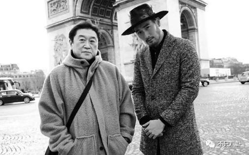 在他去世4年后他父亲也走了！父子俩忌日就差一天