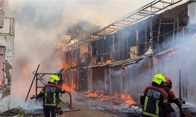 泰国清迈著名旅游景点发生火灾，疑为游客放天灯所致