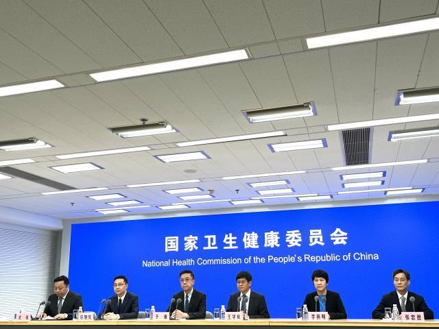 老人在医院就诊时如何降低交叉感染风险？专家答每经问：尽可能减少高峰时间去就诊，减少跟其他人员的接触