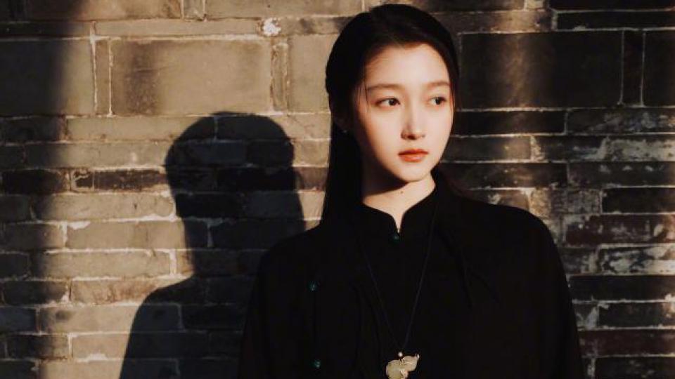 关晓彤新中式造型好温柔 光影下氛围感拉满