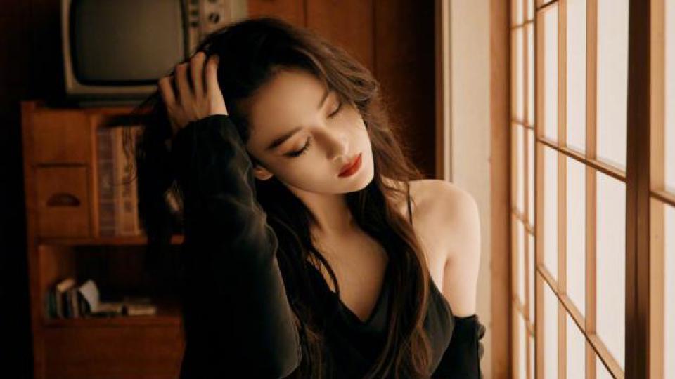 张馨予穿黑裙露香肩 细腰长腿身材完美