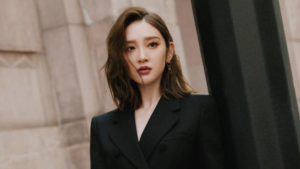 唐艺昕穿黑西装气场全开 卷发红唇又A又美