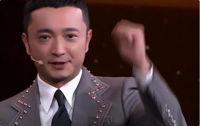 央视新女主持火了！字正腔圆似董卿惊艳网友，肤白似雪美过马凡舒