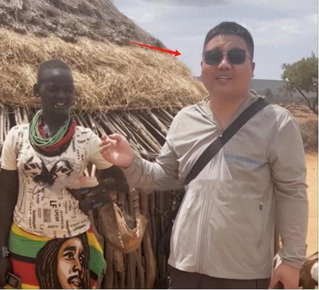 网红小涛非洲遇害！现场满地血朋友蹲地大哭，嫌疑人嚣张展示伤口