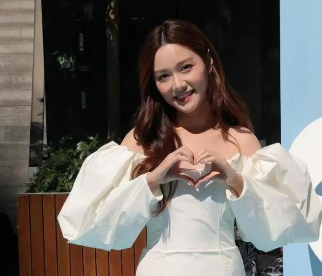 汤洛雯晒过大礼照片：马国明出手阔气 金器铺满一桌