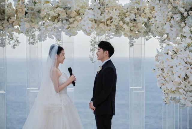 潘玮柏爱妻宣云晒婚礼高清照 换四套礼服尽显风情