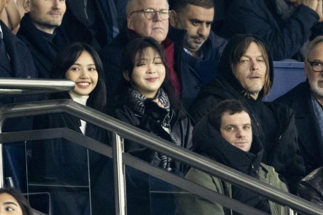 Lisa现身巴黎观看足球赛 兴奋激动为球员欢呼