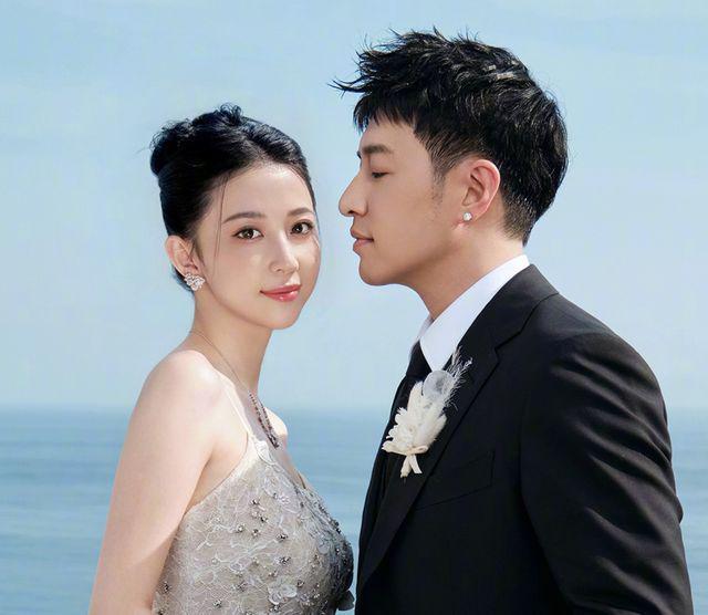 潘玮柏晒婚礼照承认补办婚礼 宣云穿50万婚纱出嫁