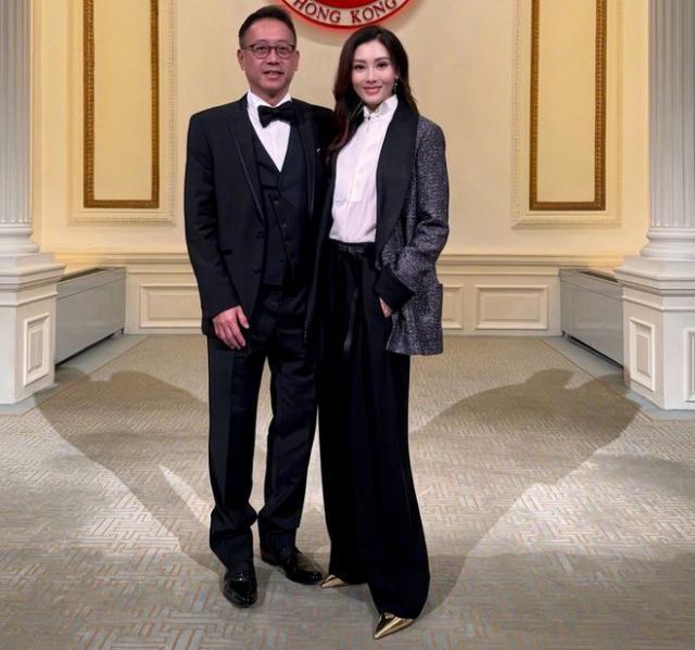 李嘉欣穿西服套装好酷飒 与丈夫许晋亨甜蜜合影