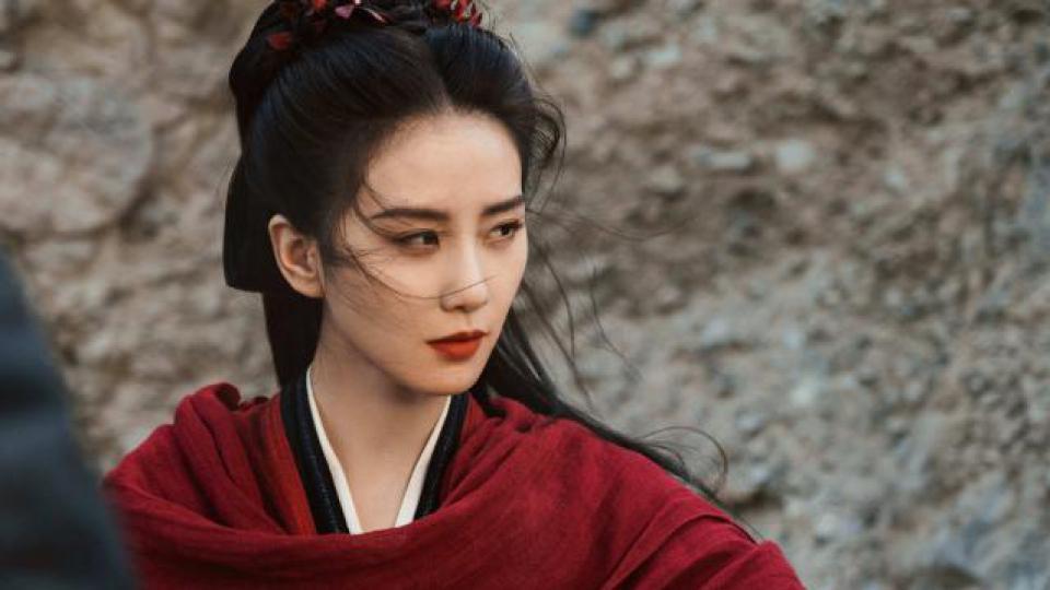 刘诗诗穿红衣秒变侠女 眼神霸气酷飒有型