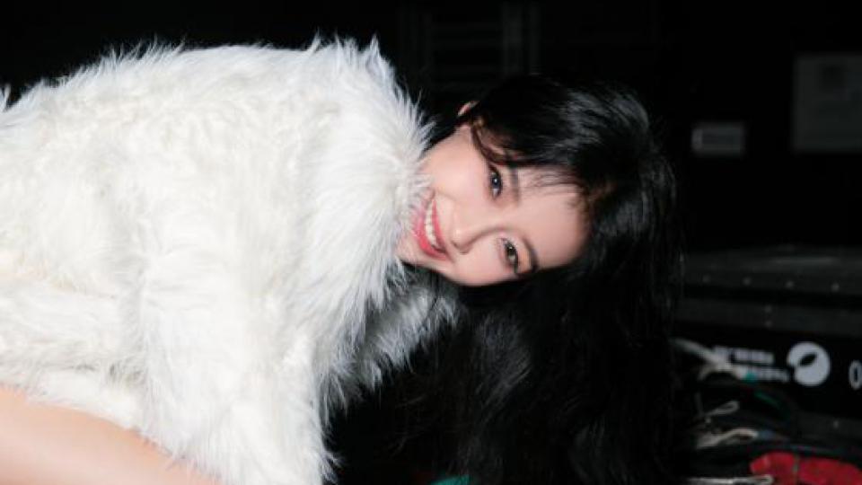 孙怡穿白衣大秀美腿 卷发造型妩媚撩人