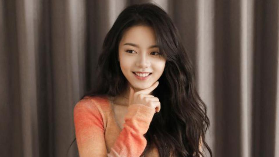 赵今麦穿彩色针织衫露蛮腰 笑容甜美又温暖