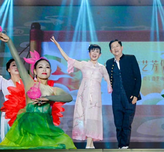 谢娜父亲从艺50年，携妻子登台演出尽显恩爱，力赞女婿