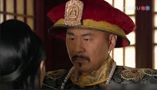 凌云峰上甄嬛与皇帝缠绵时的一个动作，救下了甄嬛一条命
