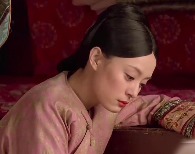 凌云峰上甄嬛与皇帝缠绵时的一个动作，救下了甄嬛一条命