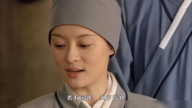 凌云峰上甄嬛与皇帝缠绵时的一个动作，救下了甄嬛一条命