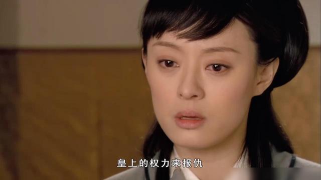 凌云峰上甄嬛与皇帝缠绵时的一个动作，救下了甄嬛一条命