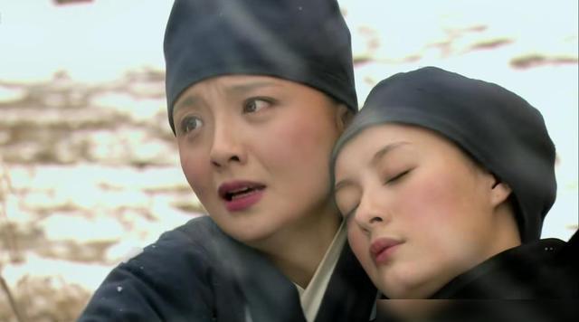 凌云峰上甄嬛与皇帝缠绵时的一个动作，救下了甄嬛一条命