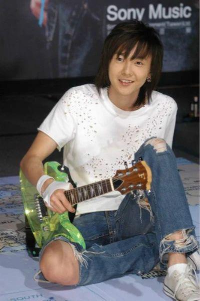 天啊！他也悄悄跟经纪人结婚了？