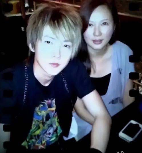 天啊！他也悄悄跟经纪人结婚了？