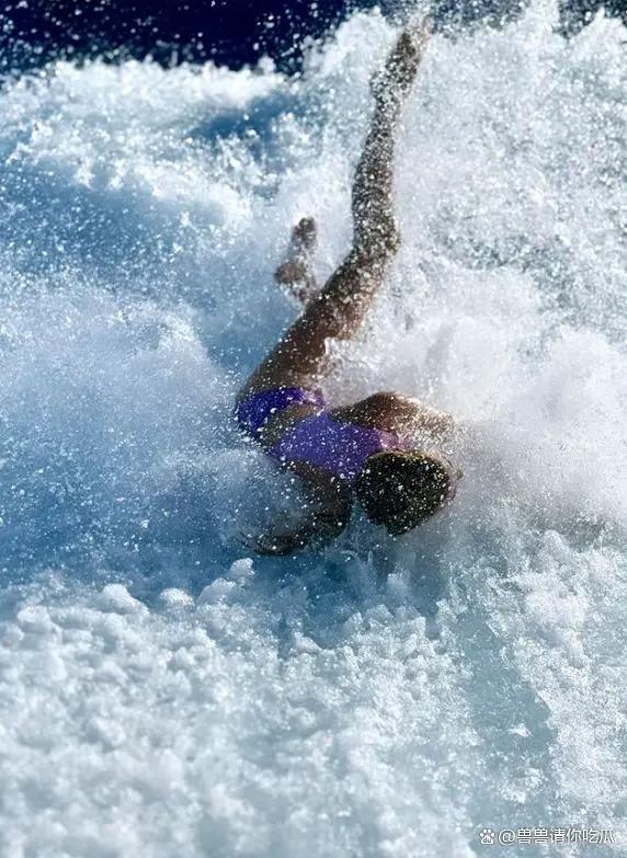 伊万卡搬入亿万豪宅，泳装冲浪身材凹凸有致，大秀长腿