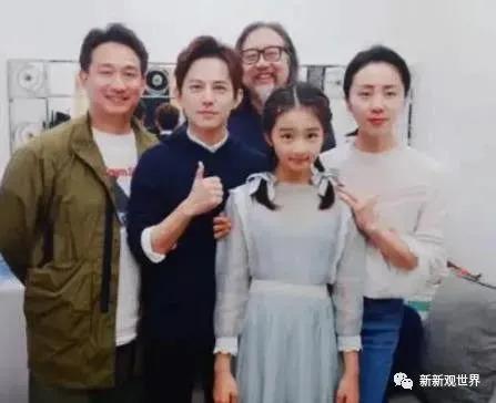 黄多多与何炅同台演话剧，演技灵气直上热搜！