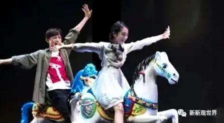 黄多多与何炅同台演话剧，演技灵气直上热搜！