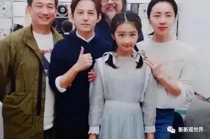 黄多多与何炅同台演话剧，演技灵气直上热搜！