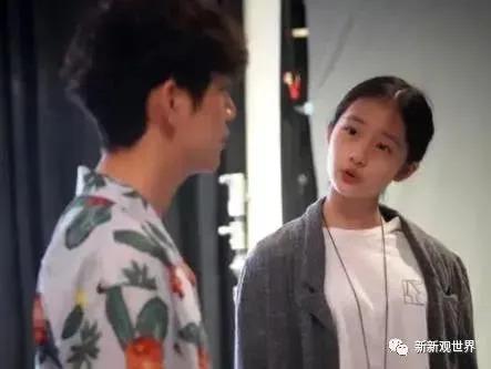 黄多多与何炅同台演话剧，演技灵气直上热搜！