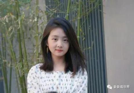 黄多多与何炅同台演话剧，演技灵气直上热搜！