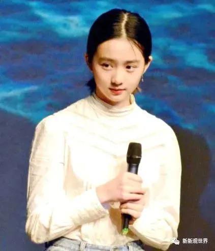 黄多多与何炅同台演话剧，演技灵气直上热搜！