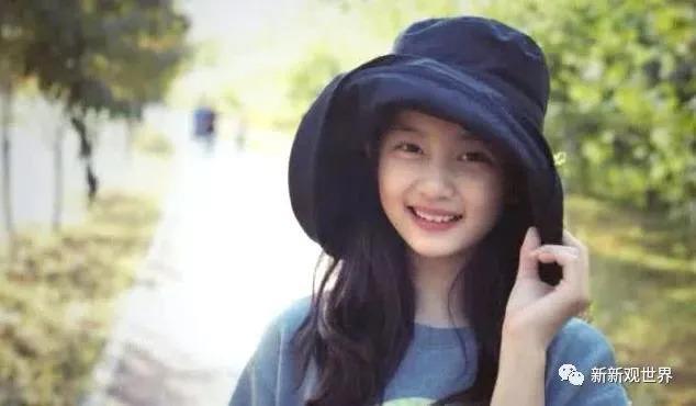 黄多多与何炅同台演话剧，演技灵气直上热搜！