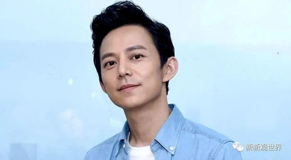 黄多多与何炅同台演话剧，演技灵气直上热搜！