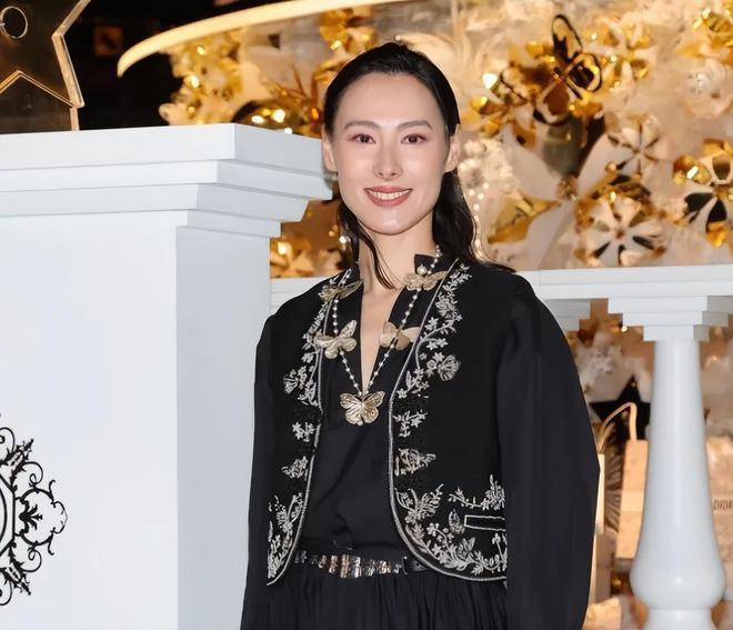 梁洛施透露自己的感情现状 仨儿子担心母亲太孤单