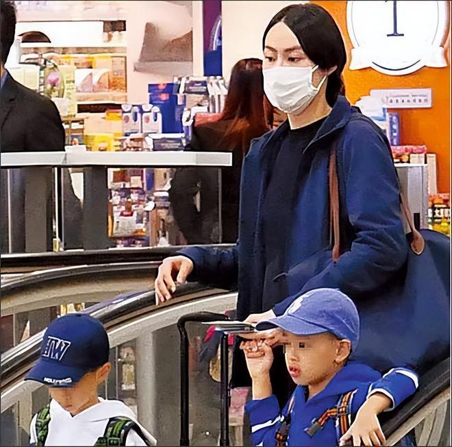 梁洛施透露自己的感情现状 仨儿子担心母亲太孤单