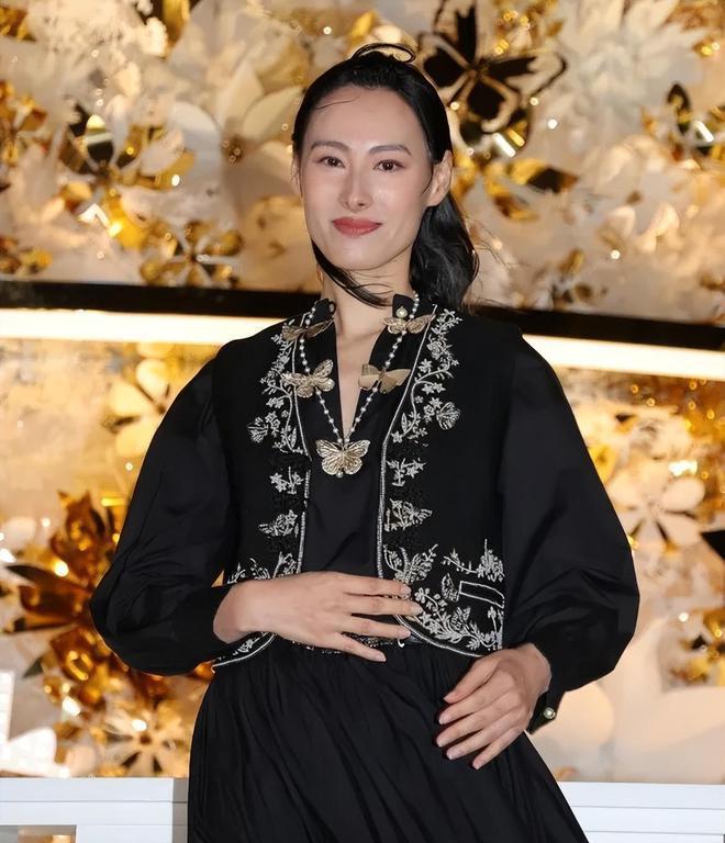 梁洛施透露自己的感情现状 仨儿子担心母亲太孤单