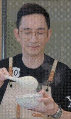 好久不见吴启华，变厨子了？女儿好漂亮