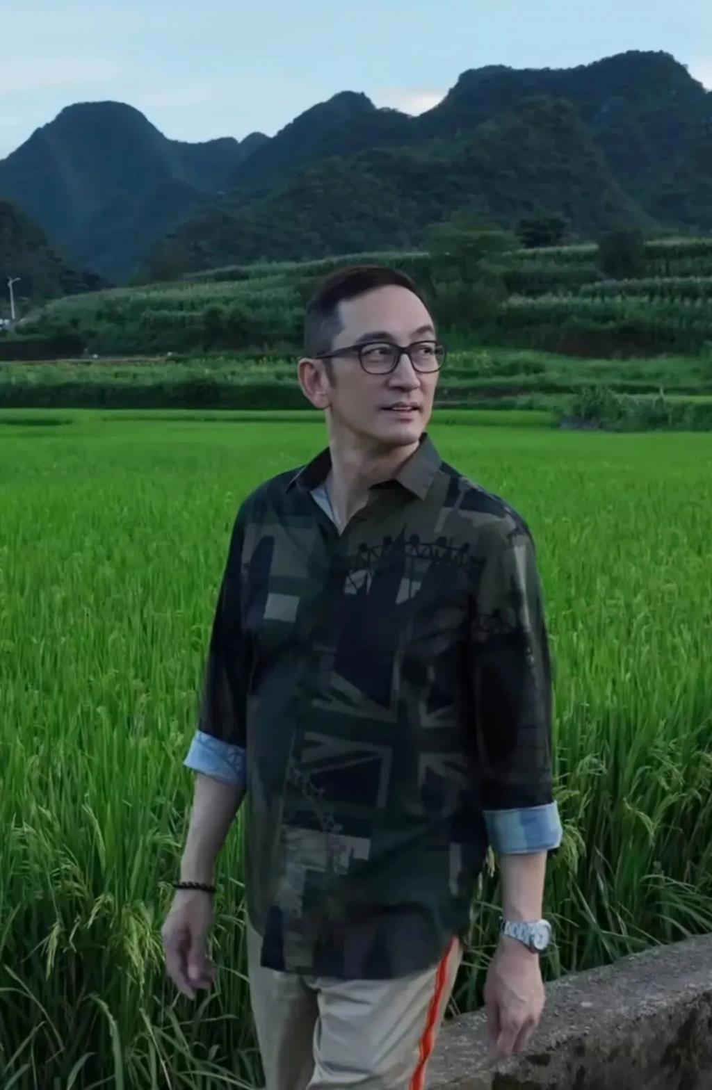 好久不见吴启华，变厨子了？女儿好漂亮