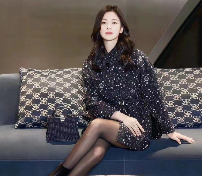 宋慧乔穿印花短裙配黑丝秀长腿 近距离怼脸拍好美