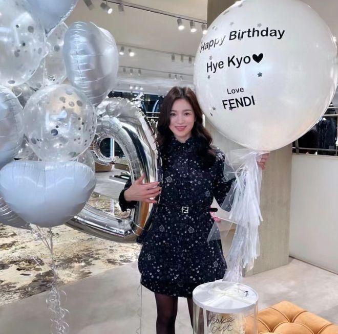 宋慧乔穿印花短裙配黑丝秀长腿 近距离怼脸拍好美
