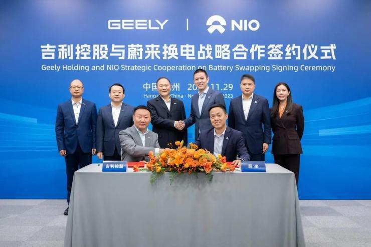 李斌、李书福握手，蔚来换电首次涉足B端营运市场
