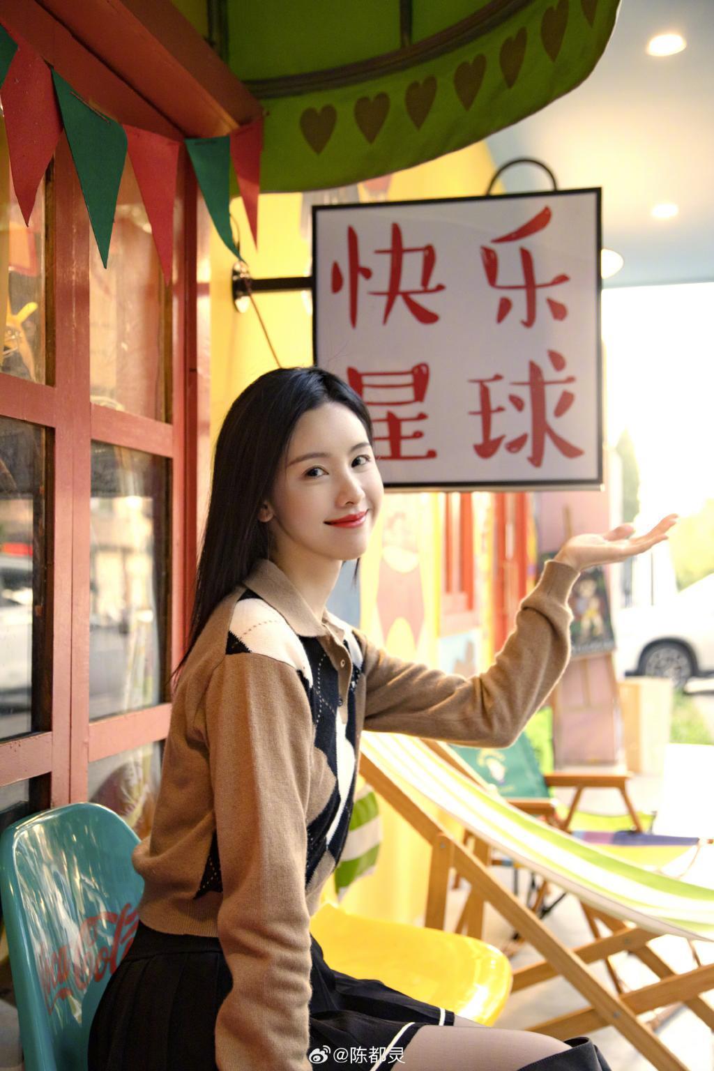 陈都灵晒生活随拍 戴可爱墨镜比耶卖萌