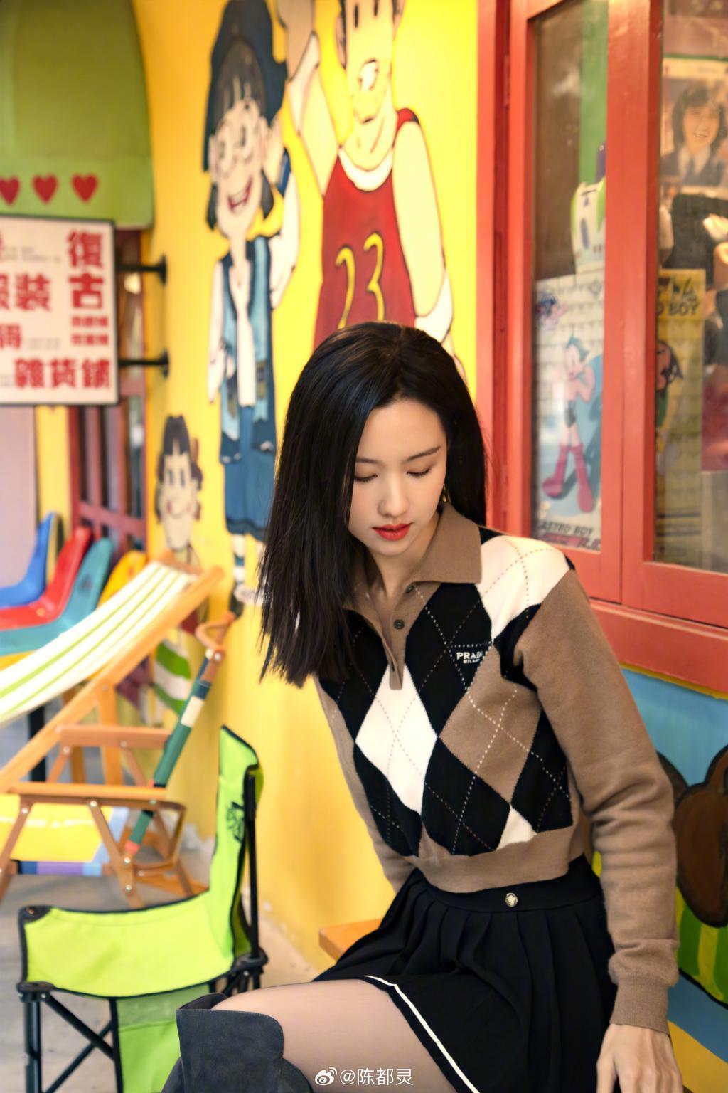 陈都灵晒生活随拍 戴可爱墨镜比耶卖萌