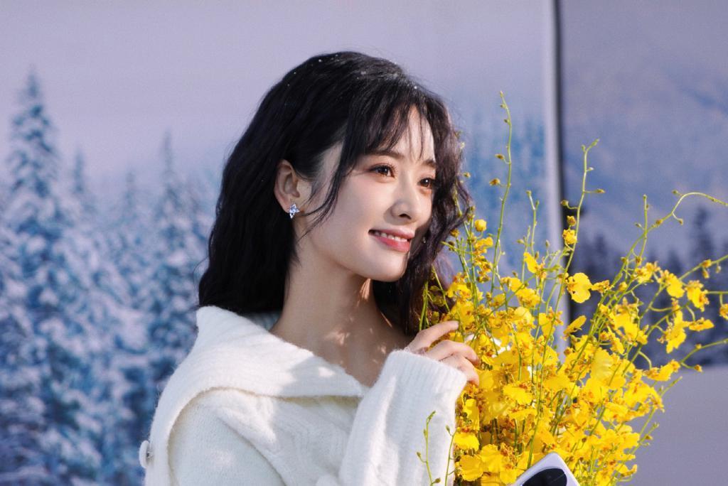 沈月穿白毛衣恬静美好 笑容甜美治愈