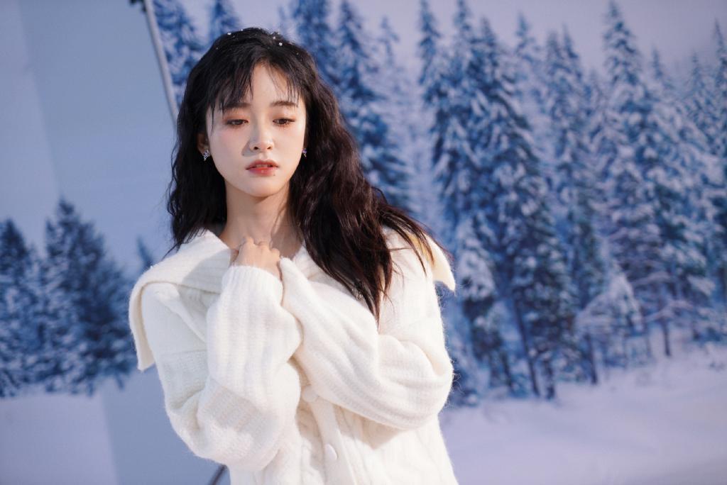 沈月穿白毛衣恬静美好 笑容甜美治愈
