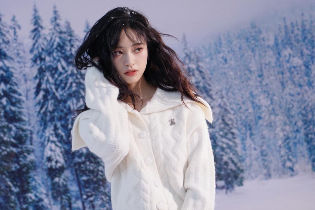 沈月穿白毛衣恬静美好 笑容甜美治愈